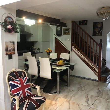 Cheerful 4 Bedroom House With Garden Free Parking Лондон Екстер'єр фото