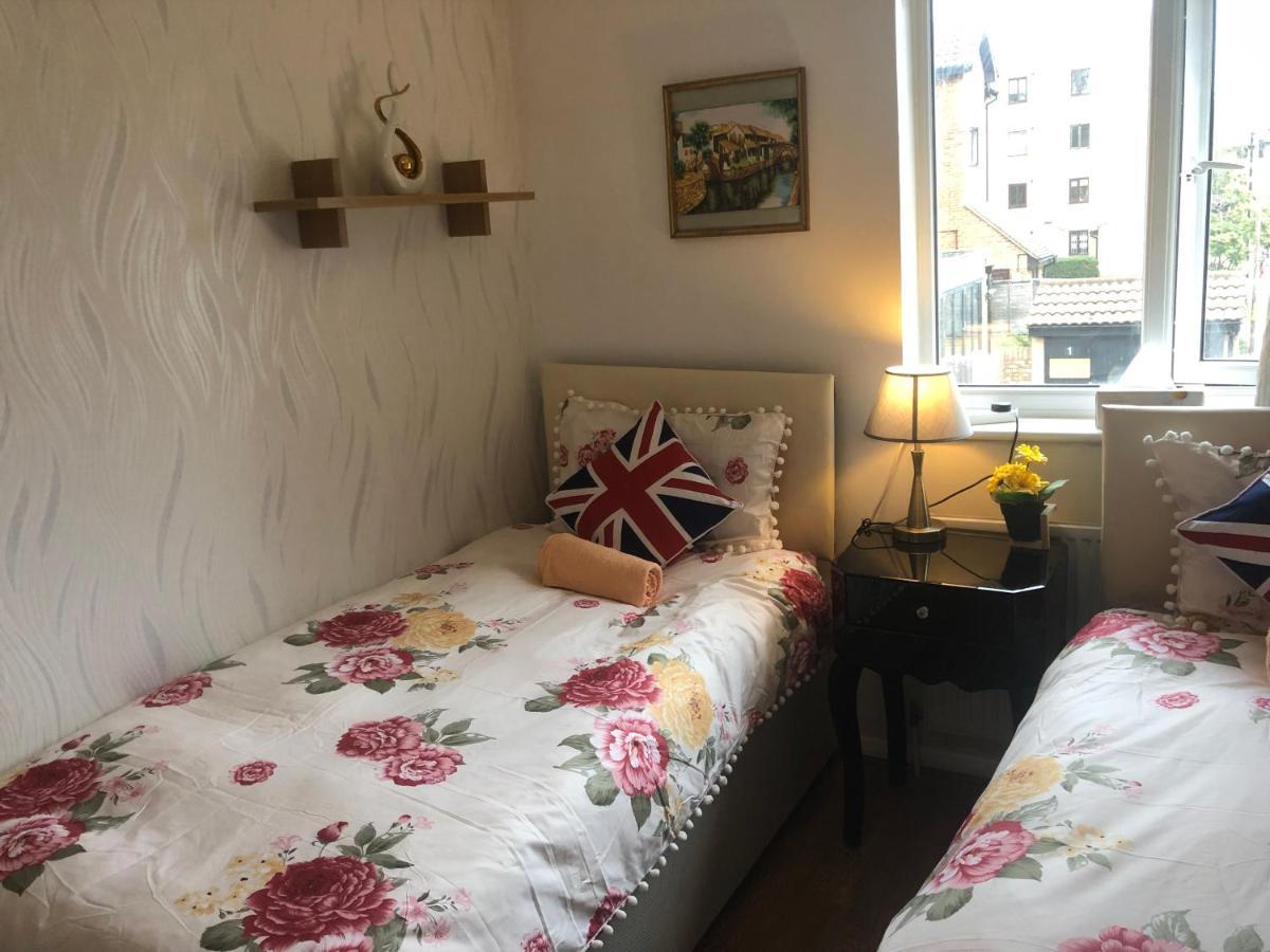 Cheerful 4 Bedroom House With Garden Free Parking Лондон Екстер'єр фото