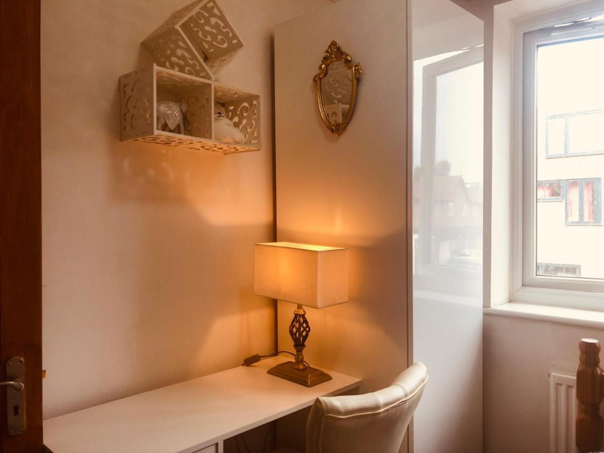 Cheerful 4 Bedroom House With Garden Free Parking Лондон Екстер'єр фото