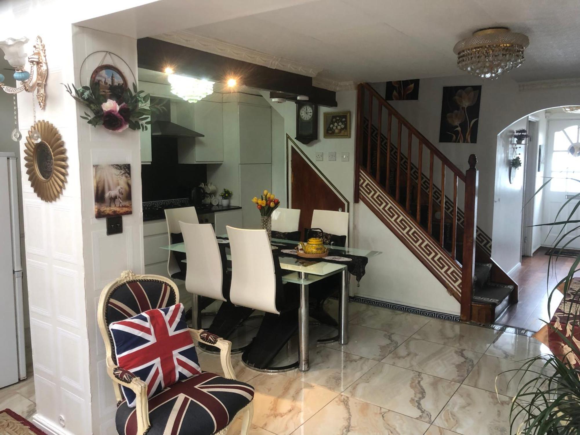 Cheerful 4 Bedroom House With Garden Free Parking Лондон Екстер'єр фото